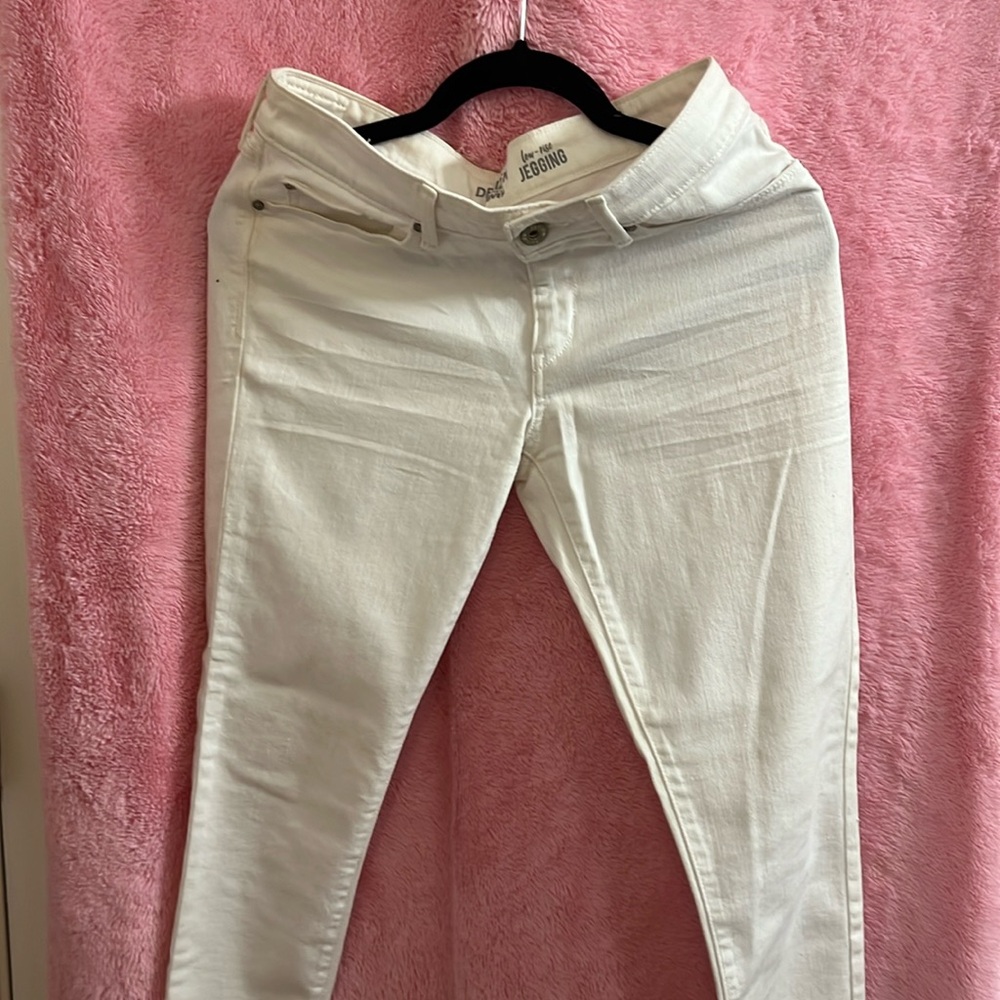 Levi’s Denizen, low rise, skinny jeans size 9.